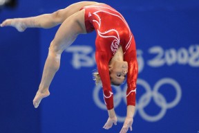 “费尔南多·比亚尔巴的球技创新，带领阿根廷美洲狮队冲击世界冠军”