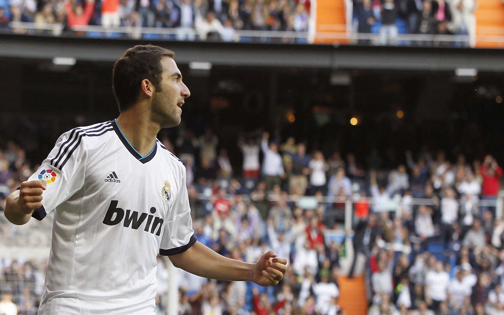 “高新体育中心：全球顶级选手齐聚，竞技与激情并存”